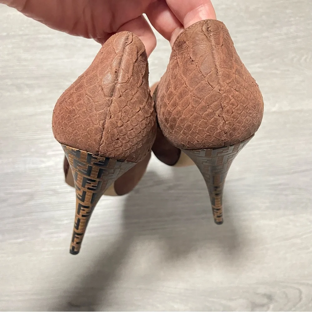 FENDI Logo Python Embossed Leather Round Toe Designer Heels - Size 10 - Brown - Picture 10 of 11